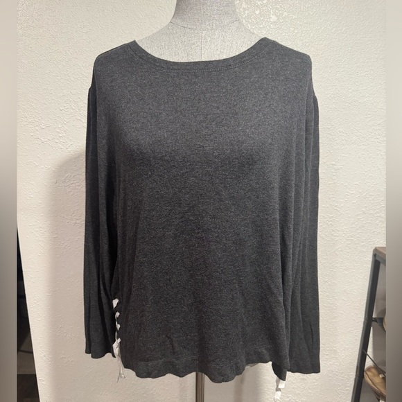 Simply Vera Vera Wang Tops - 3/$25 🤗 Simply Vera super soft Gray Long Sleeve Women's Top w side ties. Sz XXL